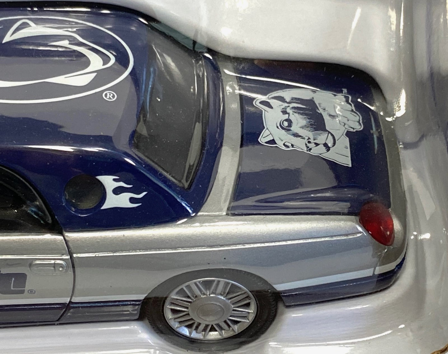 Penn State Nittany Lions Vintage 2002 NCAA 1:24 Ford Thunderbird by White Rose Collectibles